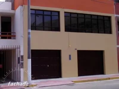 ALQUILO CASA REMODELADA DE 325 m2 EN LA CIUDAD DE ILO, MOQUEGUA. CON 4 DORMITORIOS Y COCHERA TECHADA DE AMPLIOS AMBIENTES IDEAL PARA EMPRESAS.