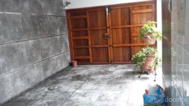 AMPLIO DEPARTAMENTO PRIMER PISO CON COCHERA — foto 1