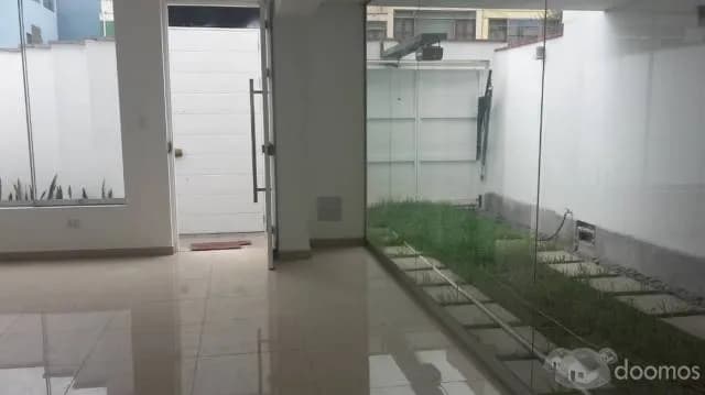 CASA DE ESTRENO EN URB. EL POLO — foto 1