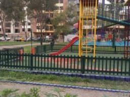 Frente a parque, departamento en surco, a la altura de la cuadra 1 de la av. Ayacucho. Cerca a Plaza Vea y el colegio Champagnat.