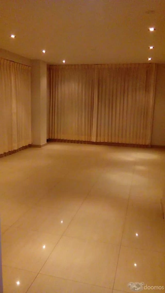 Hermosos departamento amplio en 5 to piso. Sin ascensor. — foto 1