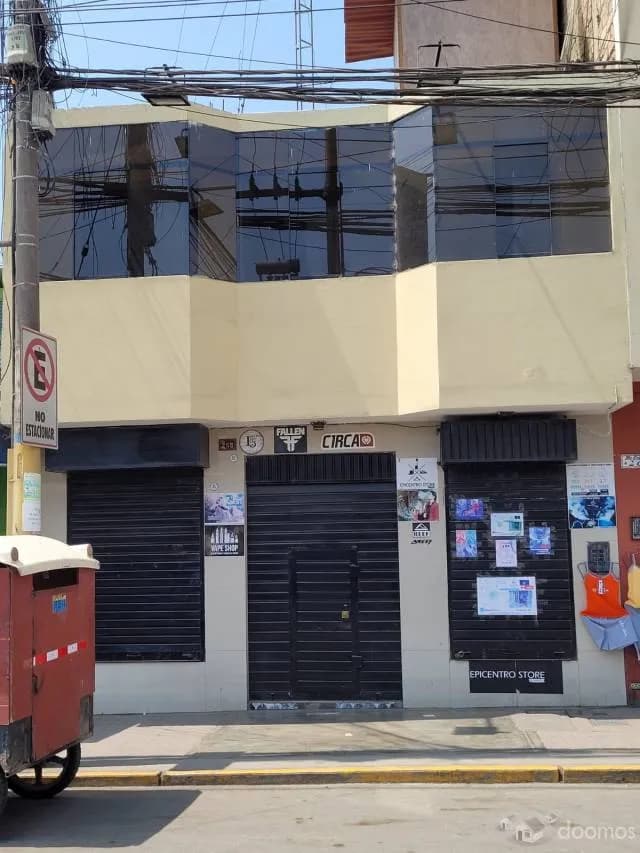 Excelente y céntrico local comercial de 2 pisos. — foto 1