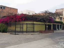 Casa en esquina Urb. Elio 220m2