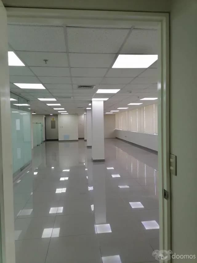 OFICINA AMPLIA EN Av. EL POLO — foto 1