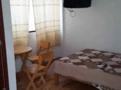ALQUILO HABITACION AMOBLADA CON COCHERA