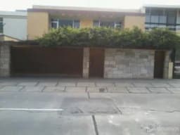 URB. LA AURORA-MIRAFLORES. IDEAL COMO CASA O PARA CONSTRUIR HASTA 5 PISOS.