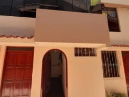 VENDO CASA CENTRICA DE 3 PISOS ,EN AVENIDA UNION MIRAFLORES, CERCA A LA FERIA DEL ALTIPLANO Y AGENCIAS BANCARIAS.