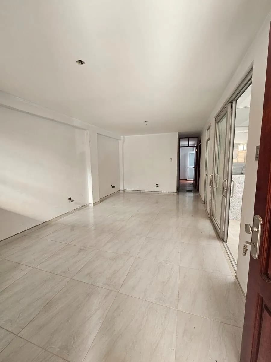 Se Vende Linda Casa de 2 Pisos + Cochera Urb. Los Eucaliptos — foto 3