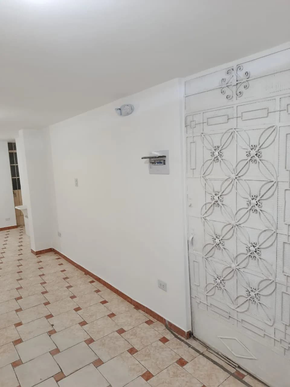 local comercial primer piso con puerta enrrollable a la calle — foto 3