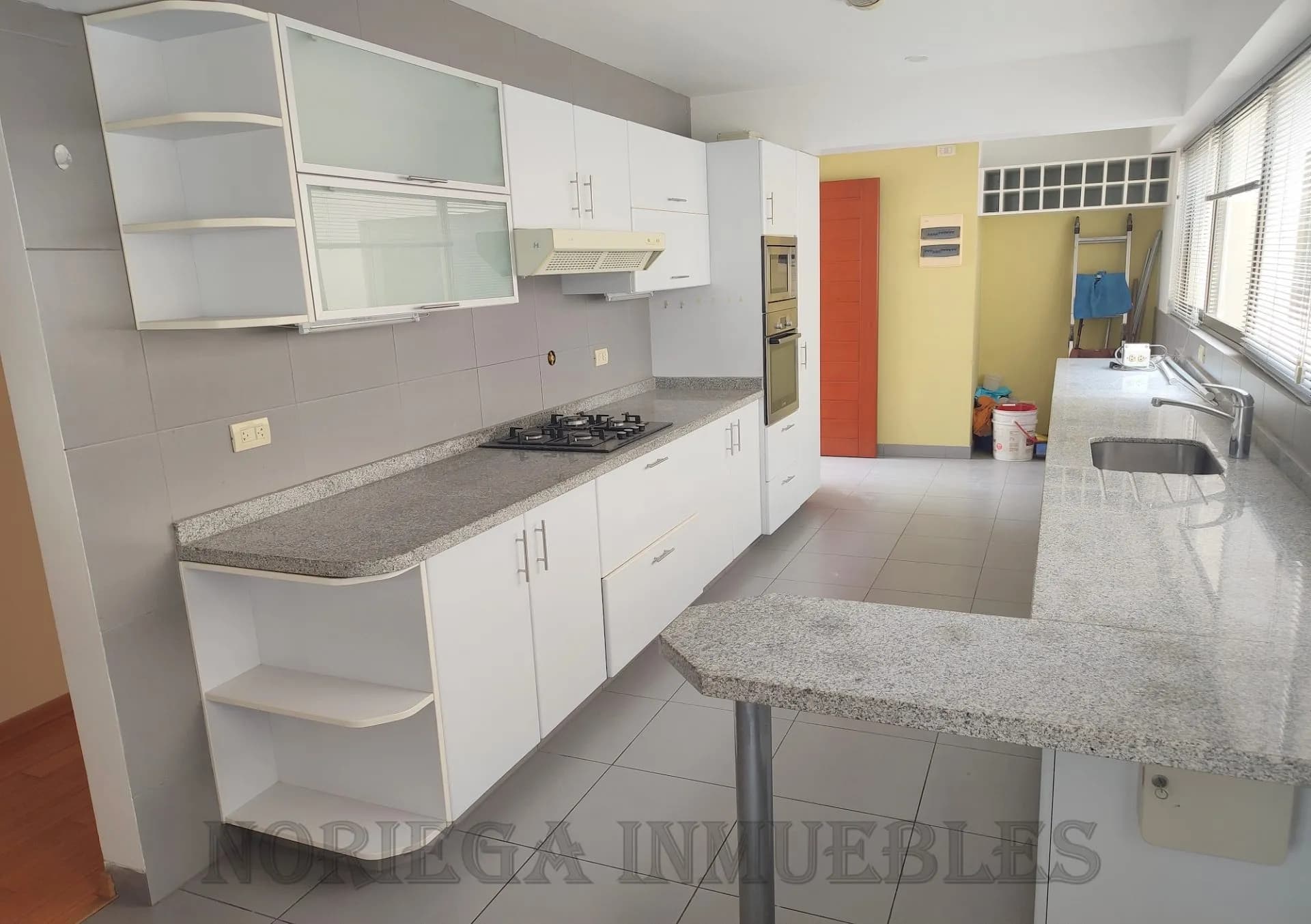 Duplex Casuarinas AO:423 m2, + 3 Cocheras + Depósito US$ 525,000.- — foto 4