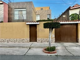 CASA AMPLIA CON JARDIN EN SACHACA