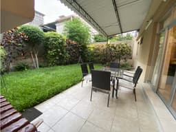 VENDO CASA EN AVENIDA CAYETANO FRENTE A BANCO