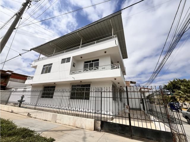 ALQUILO AMPLIA CASA CÉNTRICA EN ESQUINA