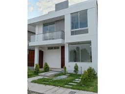 VENDO LINDA CASA EN CLUB HOUSE DE MIRAFLORES COUNTRY